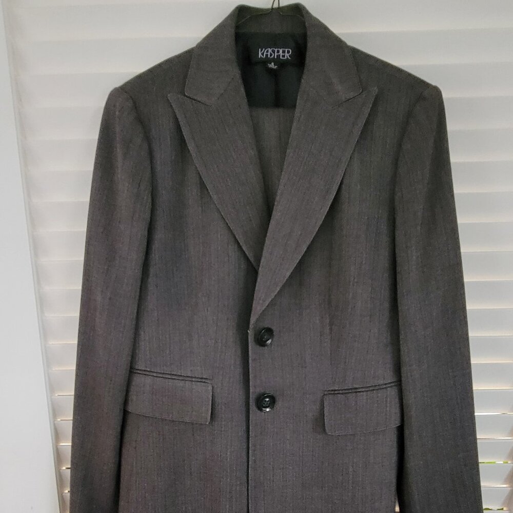Women's Kasper 2- piece suit; Size 6; Grey with burgundy pinstripe